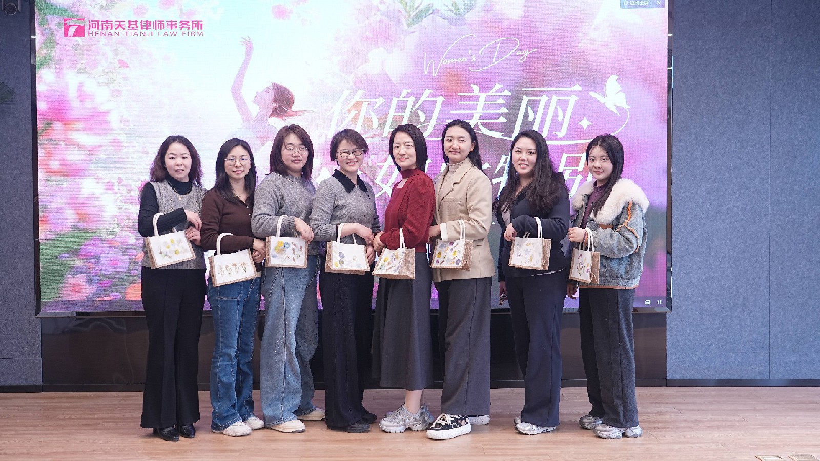 草木生花 敲染芳华——天基律所举办“三八”国际妇女节植物拓印非遗体验活动